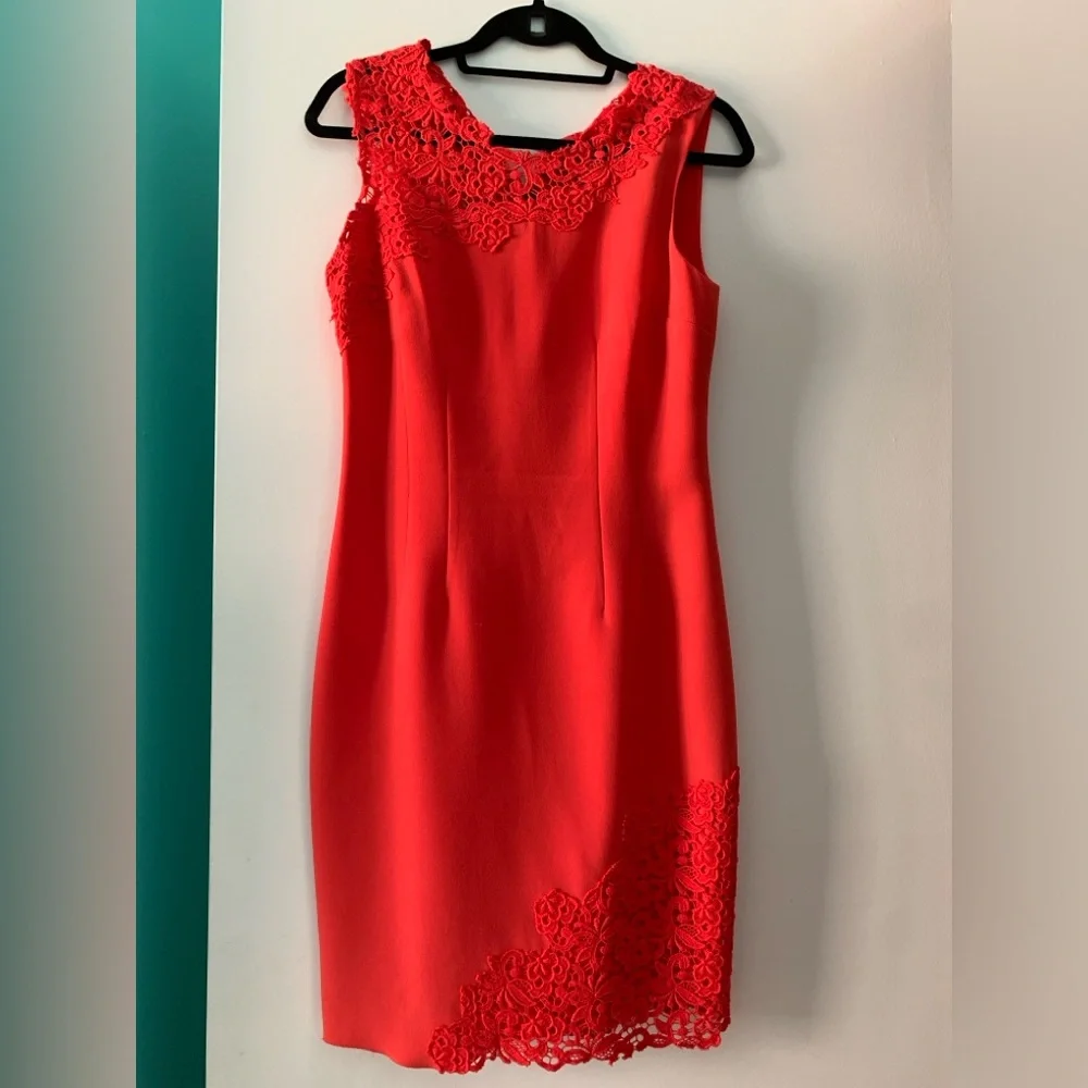 Elie Tahari - Emory Sleeveless Sheath Dress w Lace Detail - size 4 - Picture 2 of 5